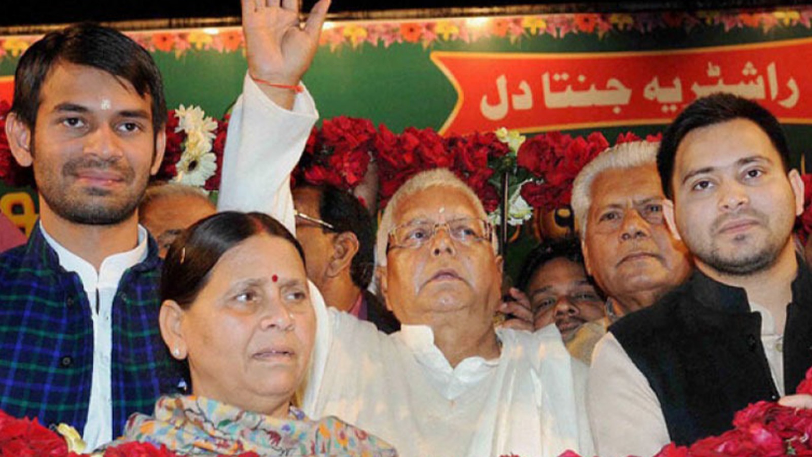 संन्यास की उम्र में लालू का RJD अध्यक्ष पद के लिए नामांकन, क्या तेजप्रताप-तेजस्वी पर नहीं है विश्वास?