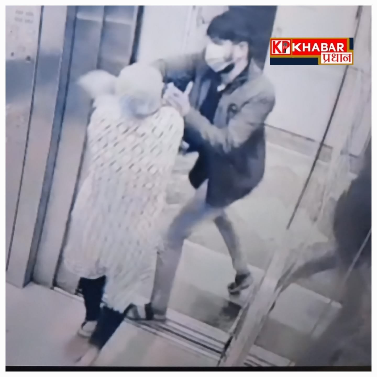 भोपाल एम्स में लिफ्ट के अंदर महिला कर्मचारी से मंगलसूत्र झपटने की वारदात:CCTV फुटेज वायरल: