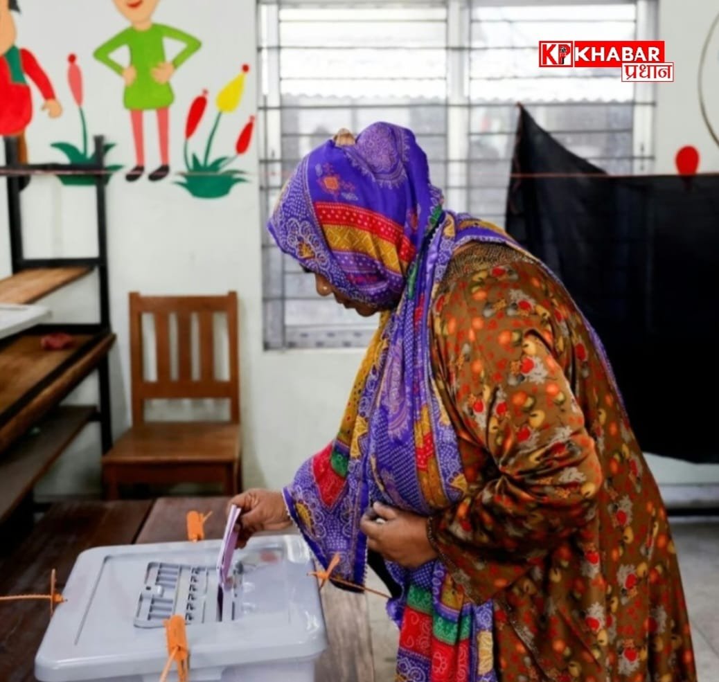 बांग्लादेश चुनाव में पोलिंग बूथ के बाहर हुआ धमाका:पत्रकारों पर भी हमला: