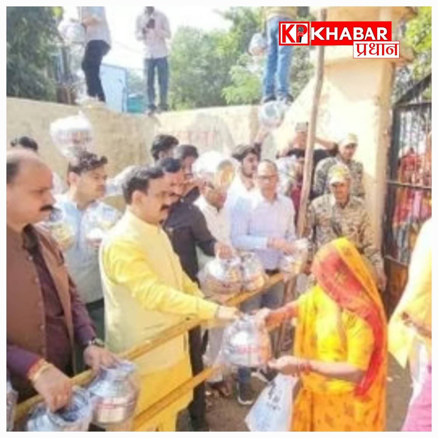 डबरा के नवग्रह मंदिर की प्राण प्रतिष्ठा में कलश वितरण में हुई भगदड़ : बुजुर्ग महिला की मौत -कई महिलाएं हुई घायल